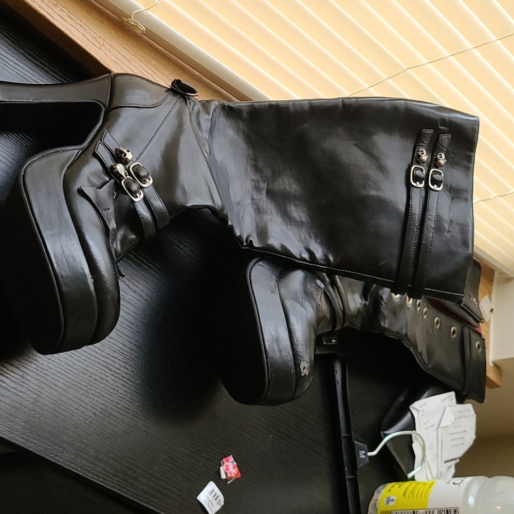 Knee high goth platform boots